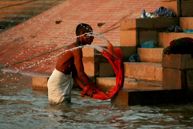 Zdjęcia: Varanasi, Uttar Prades, poranne pranie , INDIE Zdjęcia: Varanasi, Uttar Prades, poranne pranie , INDIE