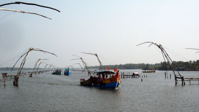 Zdjęcia: gdzieś pomiędzy Alleppey a Quilon, backwaters, Kerala, ... w szpalerze chińskich sieci..., INDIE Zdjęcia: gdzieś pomiędzy Alleppey a Quilon, backwaters, Kerala, ... w szpalerze chińskich sieci..., INDIE