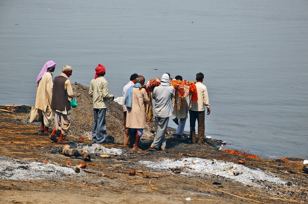 Zdjęcia: Varanasi, Uttar Pradesh, Przygotowanie ciała do spalenia na stosie, INDIE Zdjęcia: Varanasi, Uttar Pradesh, Przygotowanie ciała do spalenia na stosie, INDIE