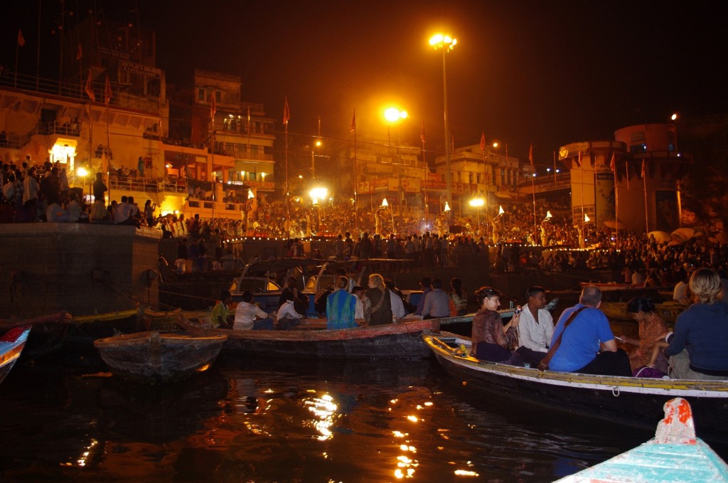 Zdjęcia: Varanasi, Uttar Pradesh, Pudża nad  Gangesem, INDIE Zdjęcia: Varanasi, Uttar Pradesh, Pudża nad  Gangesem, INDIE