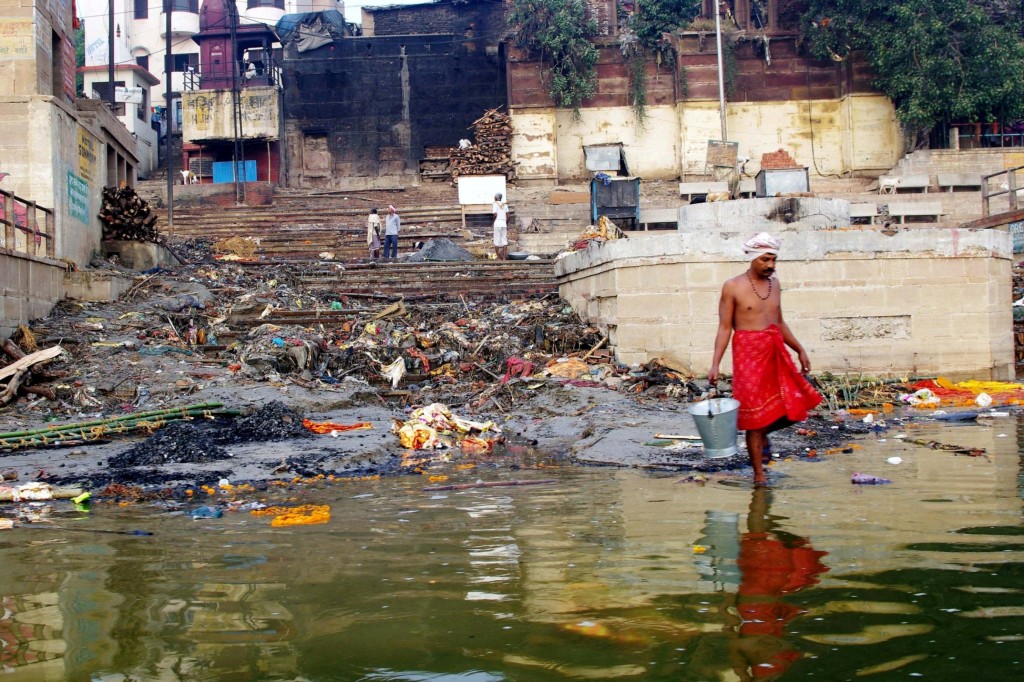 Zdjęcia: Varanasi, Uttar Pradesh, Po czystą wodę, INDIE Zdjęcia: Varanasi, Uttar Pradesh, Po czystą wodę, INDIE