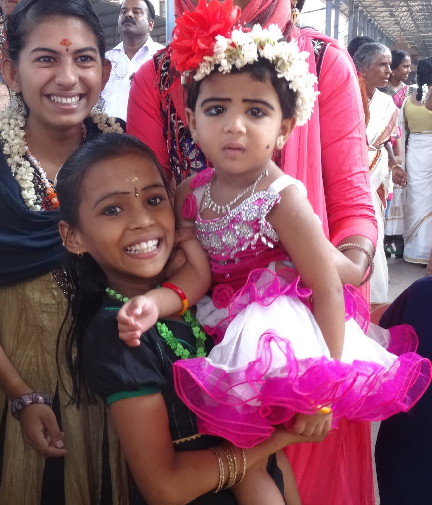 Zdjęcia: Kerala, Indie Południowe, W kolejce do pokłonienia się Krisznie, INDIE Zdjęcia: Kerala, Indie Południowe, W kolejce do pokłonienia się Krisznie, INDIE