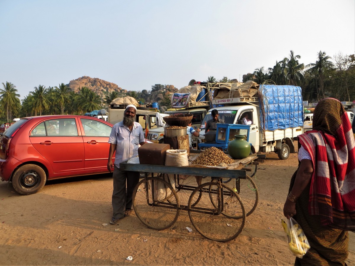 Zdjęcia: Hampi, Karnataka, Miły sprzedawca prażonych orzeszków, INDIE Zdjęcia: Hampi, Karnataka, Miły sprzedawca prażonych orzeszków, INDIE