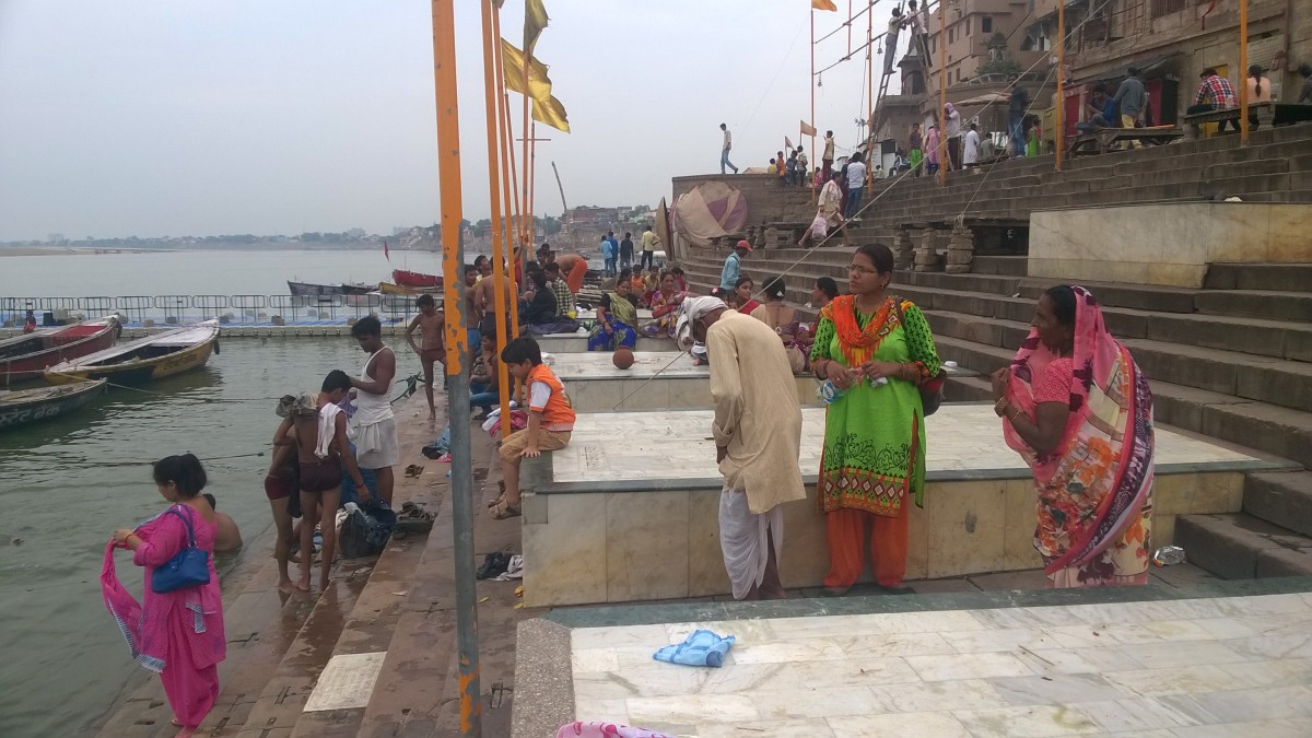 Zdjęcia: Varanasi, Uttar Pradeś, Pielgrzymi na ghatcie Dashashwamed, INDIE Zdjęcia: Varanasi, Uttar Pradeś, Pielgrzymi na ghatcie Dashashwamed, INDIE