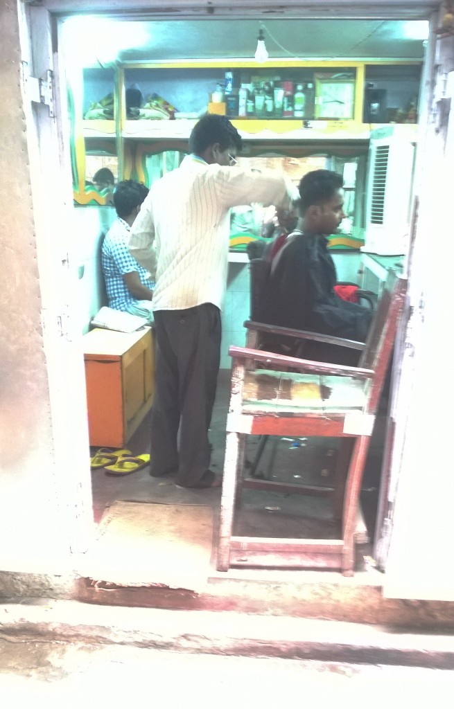 Zdjęcia: Varanasi, Uttar Pradeś, Do fryzjera prosto z ulicy, INDIE Zdjęcia: Varanasi, Uttar Pradeś, Do fryzjera prosto z ulicy, INDIE