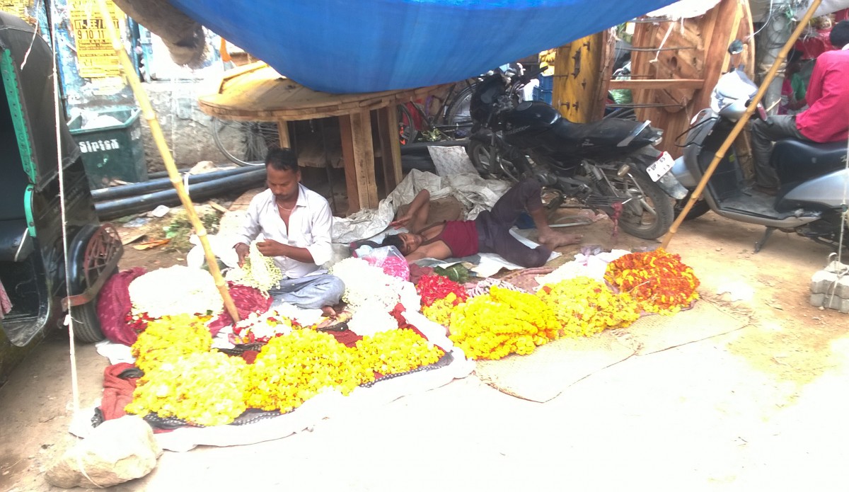 Zdjęcia: Varanasi, Uttar Pradeś, Sprzedawcy kwiatów ofiarnych, INDIE Zdjęcia: Varanasi, Uttar Pradeś, Sprzedawcy kwiatów ofiarnych, INDIE