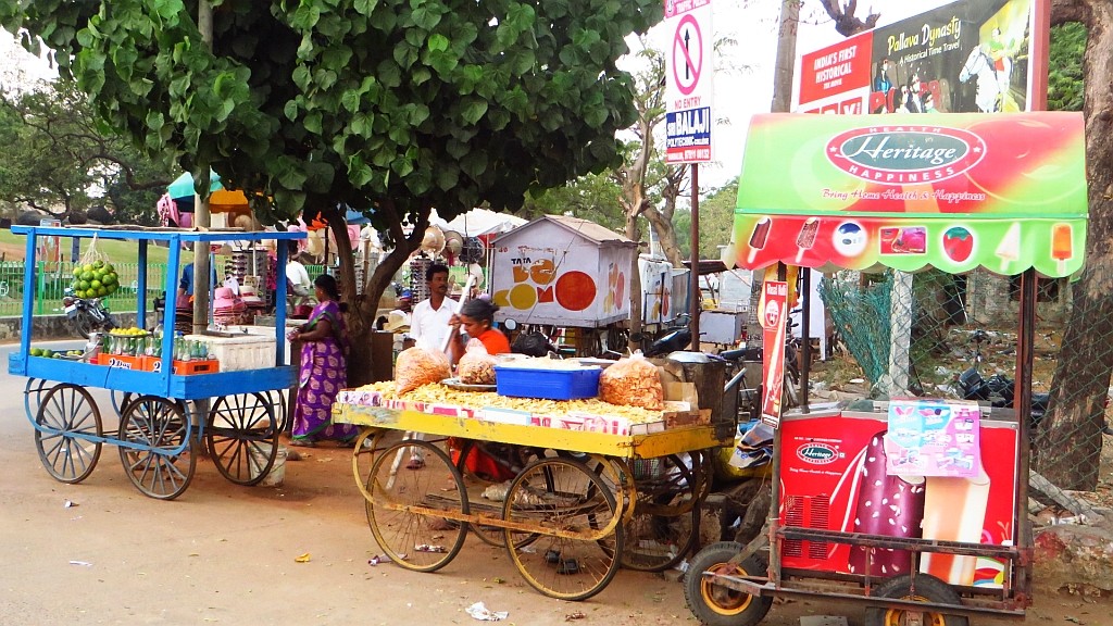 Zdjęcia: Mahabalipuram, Tamilnadu, stragany przed świątynią, INDIE Zdjęcia: Mahabalipuram, Tamilnadu, stragany przed świątynią, INDIE