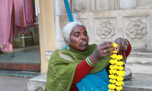 Zdjecie INDIE / Rajasthan / Udaipur / Kwiaciarka