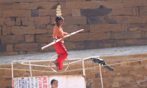 Zdjecie INDIE / Rajasthan / Jaisalmer / Taczca na linie