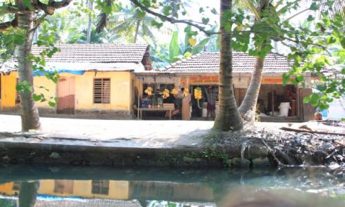 Zdjcie INDIE / Kerala / Kumarakum / sklepik osiedlowy
