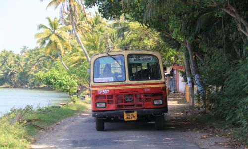 Zdjecie INDIE / Kerala / Kumakarum / komunikacja miejska