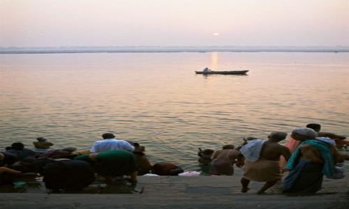 Zdjecie INDIE / Uttar Pradesh / Varanasi / Ganges w Varanasi