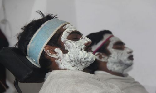 Zdjecie INDIE / Delhi / Old Delhi / panowie czas na maseczke...