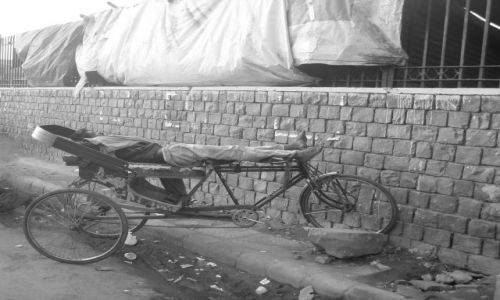 Zdjecie INDIE / Delhi / Old Delhi / ten przynajmniej nie pi na ulicy