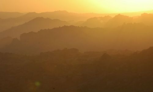 Zdjcie INDIE / Indie Pld  Karnataka  / Hampi-Vijayanagar / Wschod slonca ze wzgorza nad Hampi