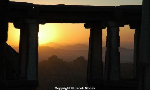 Zdjcie INDIE / Indie Pld  Karnataka  / Hampi-Vijayanagar / Wschod slonca nad Hampi