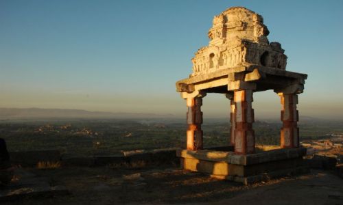 Zdjecie INDIE / Karnataka  / Hampi / swiatynia na wzgorzu