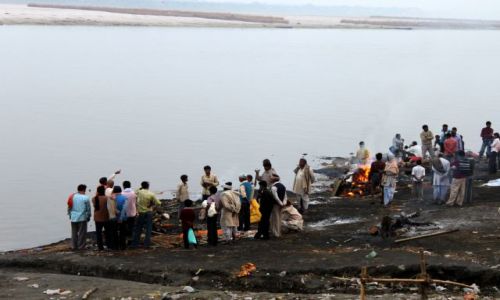 Zdjecie INDIE / Uttar Pradesh / Varanasi / stosy pogrzebowe