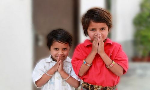 Zdjecie INDIE / Madhya Pradesh / Khajuraho / Chopcy hotelowi