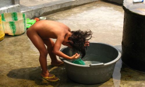 Zdjęcie INDIE / Arunachal Pradesh / Aalo / Mała Hinduska w kąpieli