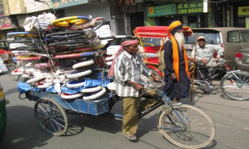 Zdjecie INDIE / - / Old Delhi / Riksza z mega adunkiem