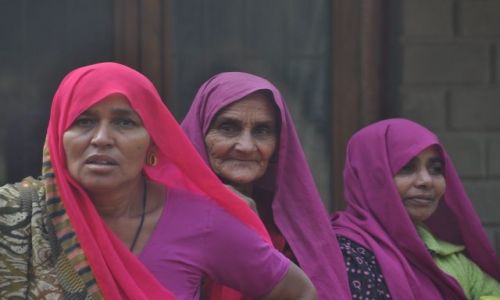 Zdjcie INDIE / Delhi / Qutab Minar / Trzy kobiety