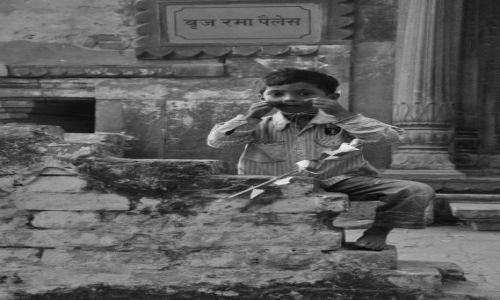 Zdjecie INDIE / - / Varanasi / Chopiec z Latawcem