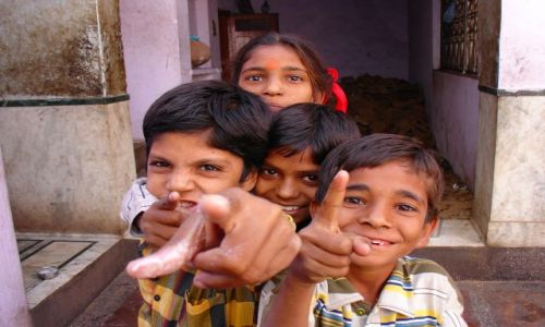Zdjecie INDIE / RAJASTHAN / BIKANER / DZIECI W SWIATYNI SZCZUROW