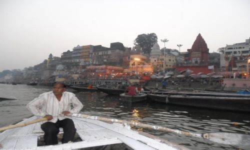 INDIE / Uttar Pradesh / Waranasi / Waranasi, wieczorny rejs po Gangesie