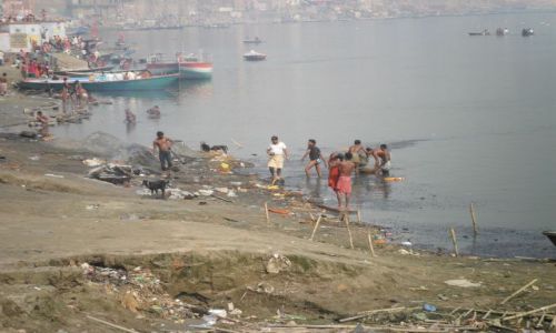 INDIE / Uttar Pradesh / Waranasi / Ghata kremacyjna z przesiewaniem popiow