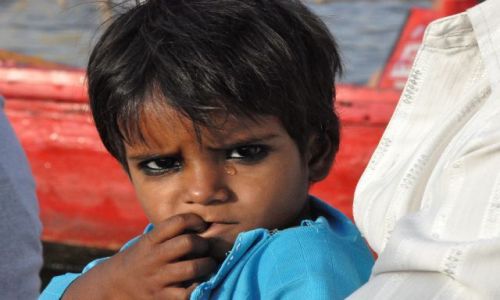Zdjecie INDIE / Uttar Pradesh / Waranasi / Dziecko z dki