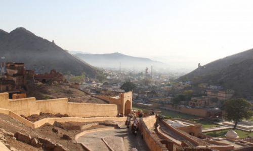Zdjecie INDIE / Radastan / Jaipur - Fort Amber / Mga nad Jaipur