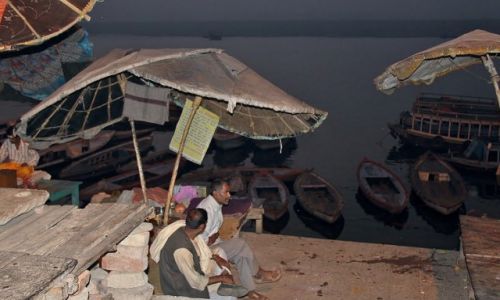 Zdjecie INDIE / Varanasi / nad Gangesem / O wicie...