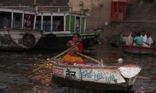 Zdjcie INDIE / Varanasi / Ganges / Na odzi