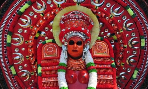 Zdjecie INDIE / Kerala / --- / Tancerz Theyyam w rytualnym stroju w wityni w Thilannur.