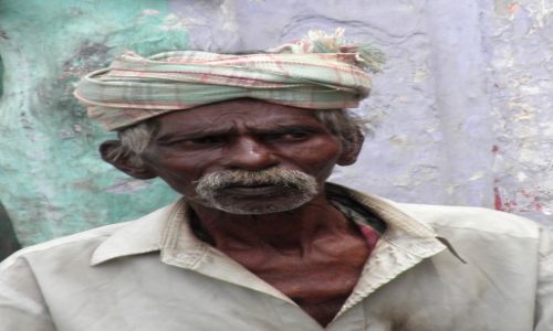 Zdjcie INDIE / Tamil Nadu / Suchindram / Twarze Indii 3 - sprzedawca