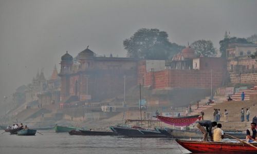 Zdjecie INDIE / - / Varanasi / Poranne mgy nad Gangesem