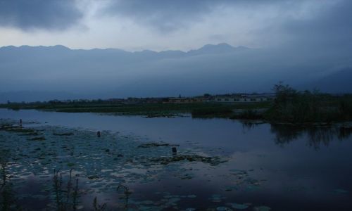 Zdjęcie INDIE / Kashmir - Srinagar / Jezioro Dal , Sikkara / wschód na jeziorze