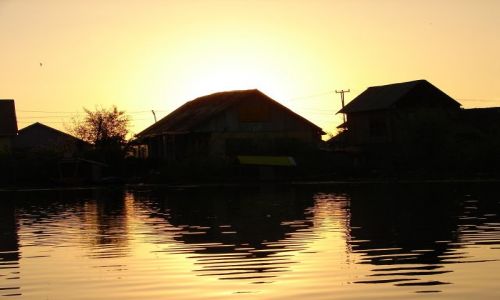 Zdjęcie INDIE / Kashmir - Srinagar / Jezioro Dal , Sikkara / jezioro Dal o zachodzie