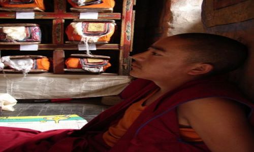 Zdjęcie INDIE / Ladakh / Dolina Leh  / modlitwa w bibliotece klasztoru