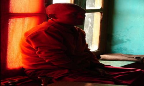 Zdjecie INDIE / Ladakh / Dolina Nubra  klasztor w Diskit / Modlitwa