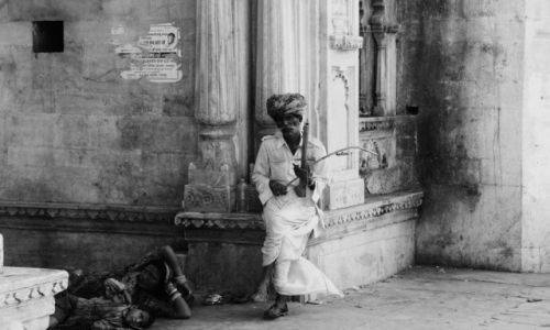 Zdjecie INDIE / - / udaipur / grajek uliczny