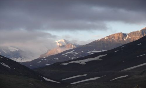Zdjcie INDIE / Kashmir -  / Ladakh - Droga Leh - Manali / wschd soca w rejonie Sarchu