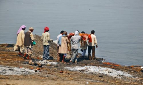 Zdjcie INDIE / Uttar Pradesh / Varanasi / Przygotowanie ciaa do spalenia na stosie