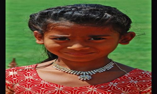 Zdjcie INDIE / Uttar Pradesh / Agra / Dziewczynka w Czerwonym Forcie