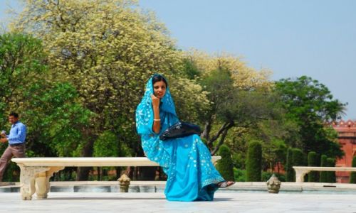Zdjcie INDIE / Uttar Pradesh / Agra / Hinduska w kompleksie Taj Mahal