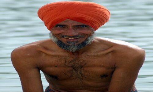Zdjcie INDIE / brak / Amritsar / Kolory Indii - rytualna kpiel