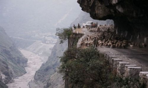 Zdjecie INDIE / Stan Himachal Pradesh / Na północ od Rampur / Droga z fantazją