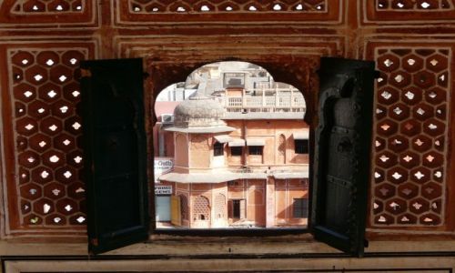 Zdjecie INDIE / Rajasthan / Jaipur / okno na Jaipur