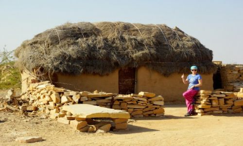 Zdjecie INDIE / - / okolice Jaisalmera / Wioska na pustyni.